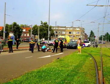 Fietser gewond aan hoofd na harde botsing met automobilist