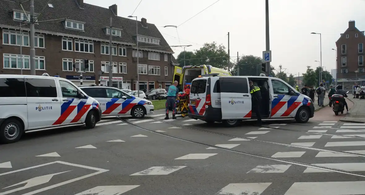 Fietser gewond aan hoofd na harde botsing met automobilist - Foto 1