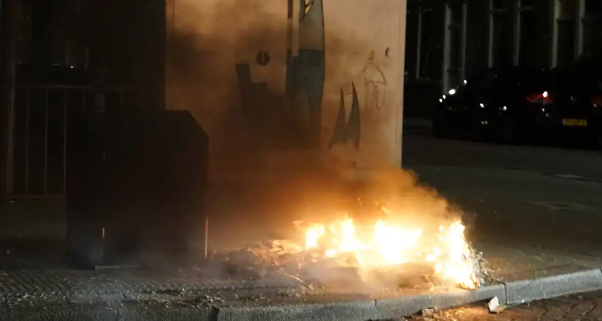 Brandweer blust brand naast afvalcontainer - Foto 1