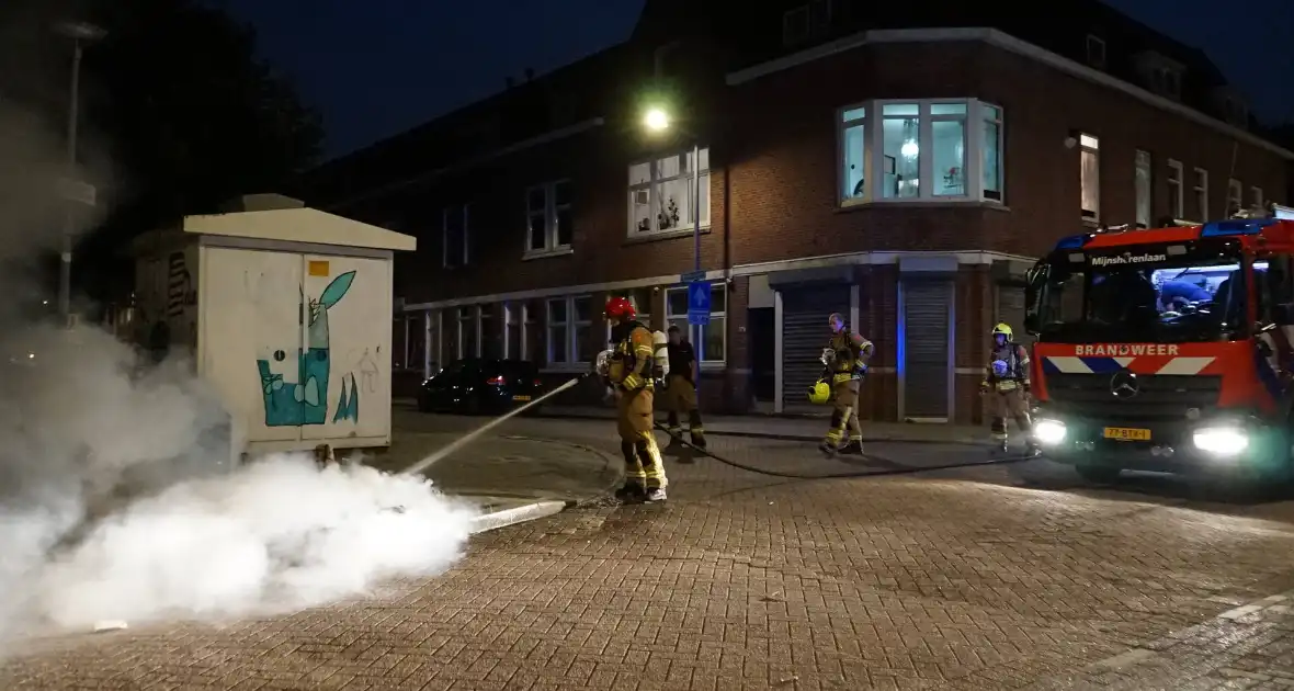 Brandweer blust brand naast afvalcontainer - Foto 2