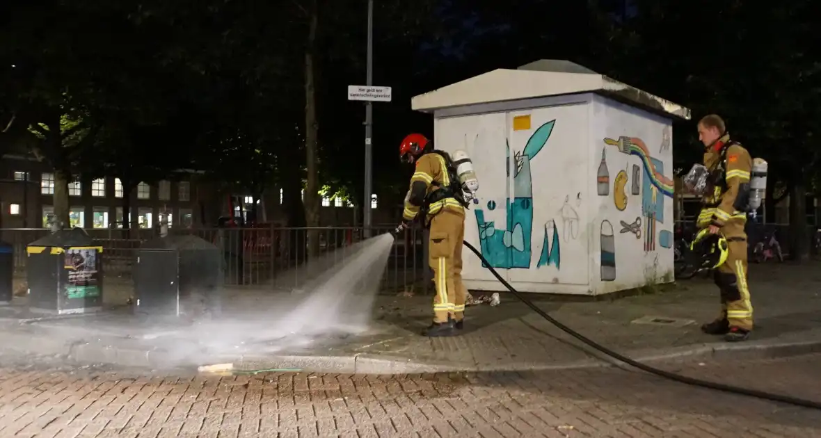 Brandweer blust brand naast afvalcontainer - Foto 4