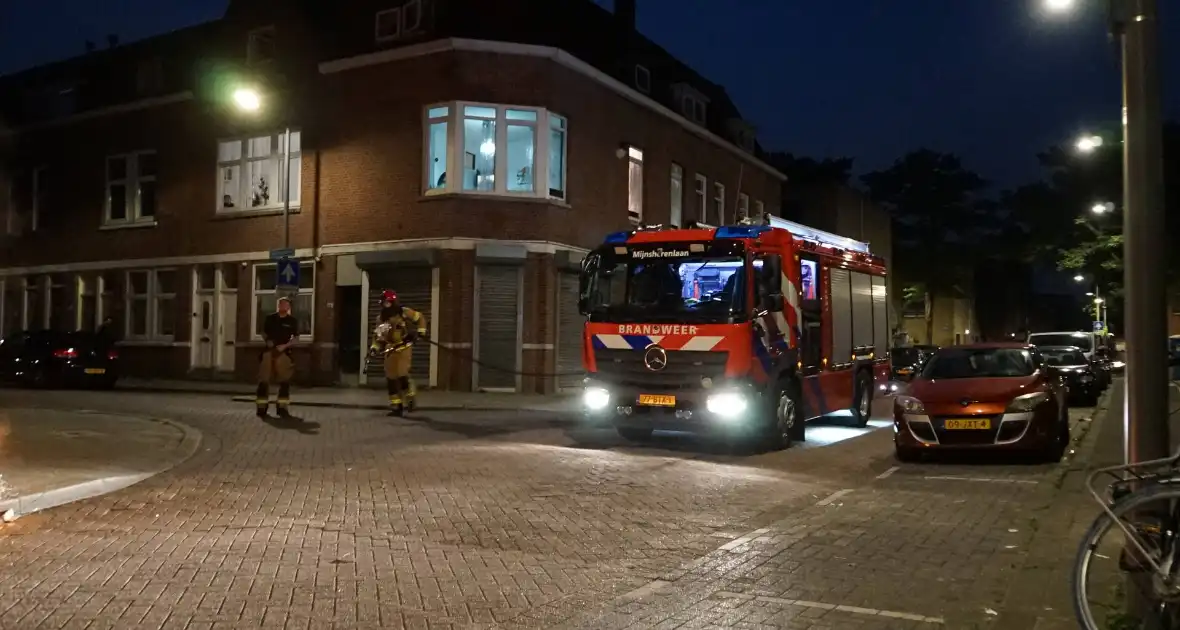 Brandweer blust brand naast afvalcontainer - Foto 5