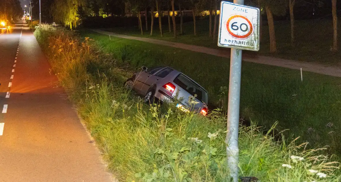 Automobilist ramt lantaarnpaal en belandt naast weg