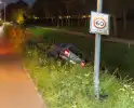 Automobilist ramt lantaarnpaal en belandt naast weg