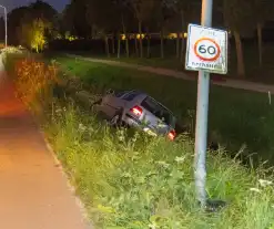 Automobilist ramt lantaarnpaal en belandt naast weg