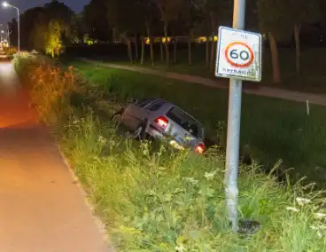 Automobilist ramt lantaarnpaal en belandt naast weg