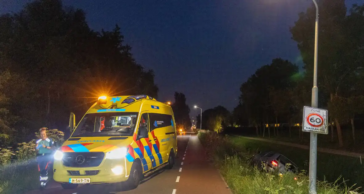 Automobilist ramt lantaarnpaal en belandt naast weg - Foto 1