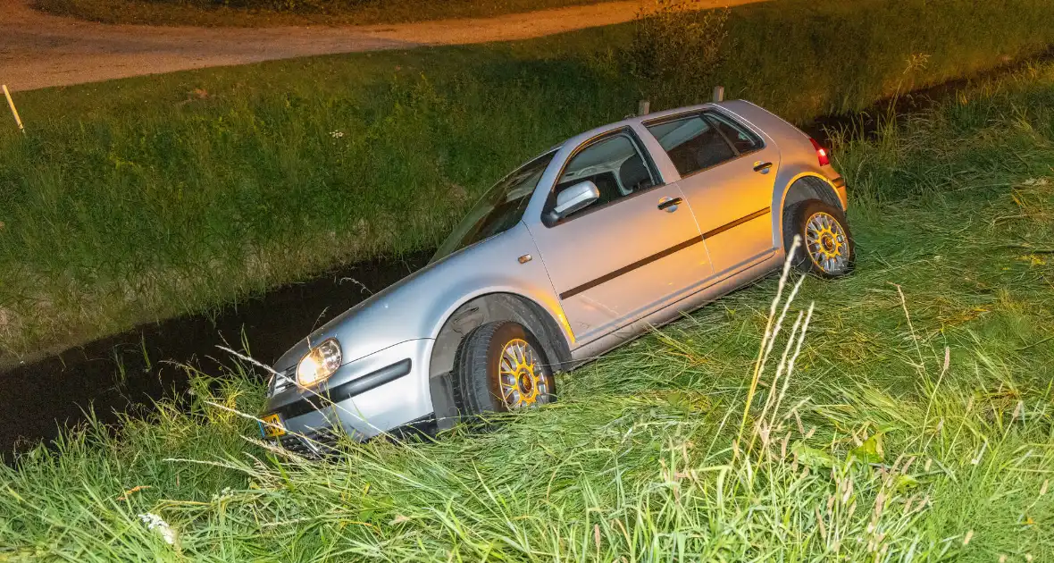 Automobilist ramt lantaarnpaal en belandt naast weg - Foto 3