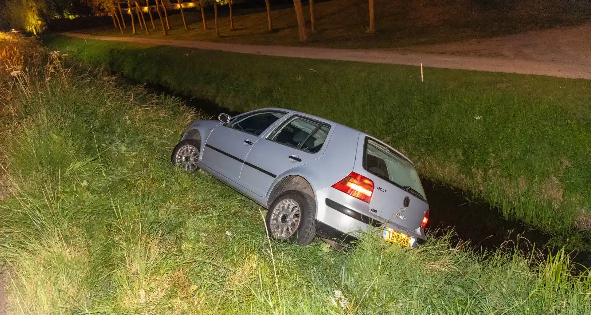 Automobilist ramt lantaarnpaal en belandt naast weg - Foto 4