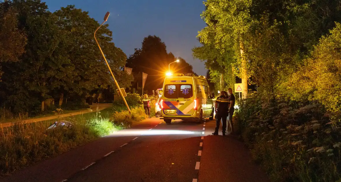 Automobilist ramt lantaarnpaal en belandt naast weg - Foto 5