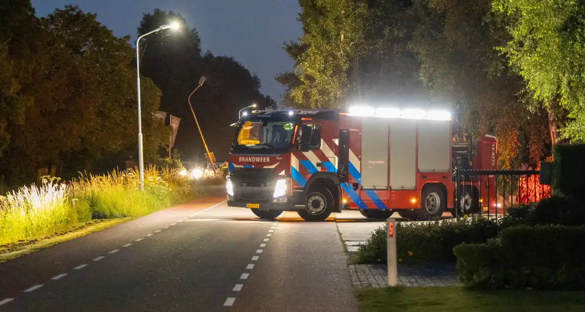 Automobilist ramt lantaarnpaal en belandt naast weg - Foto 6