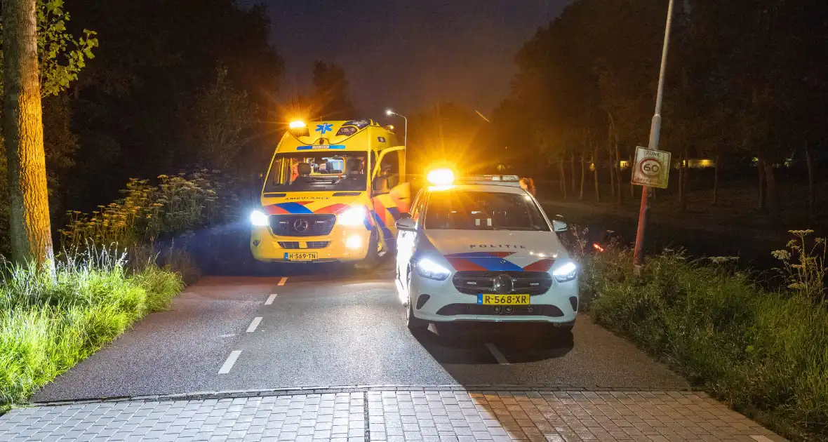 Automobilist ramt lantaarnpaal en belandt naast weg - Foto 7