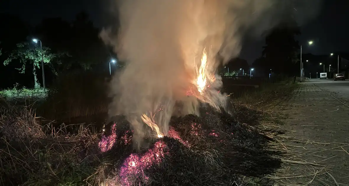 Stapel hooi vliegt in brand - Foto 1