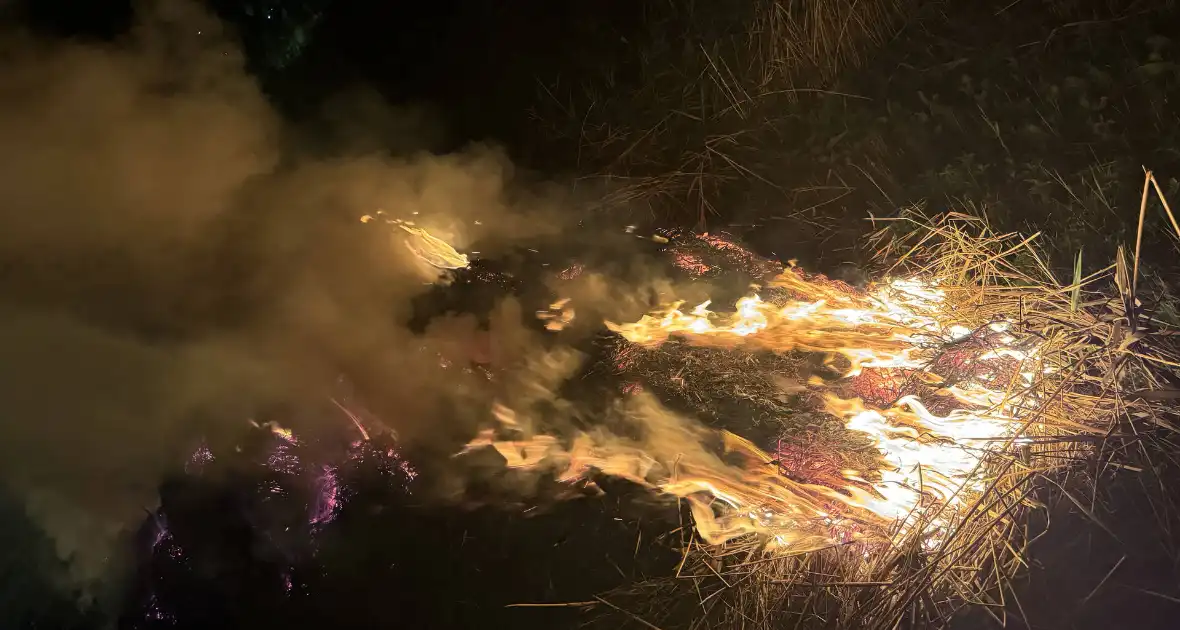 Stapel hooi vliegt in brand - Foto 2