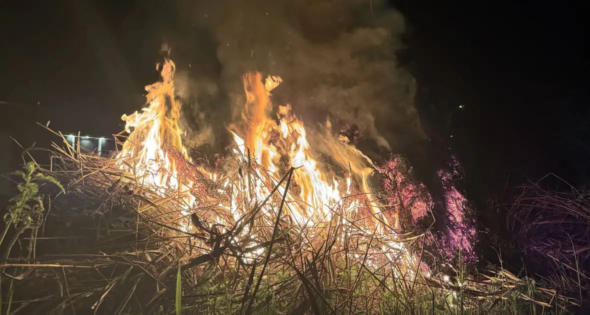 Stapel hooi vliegt in brand - Foto 3