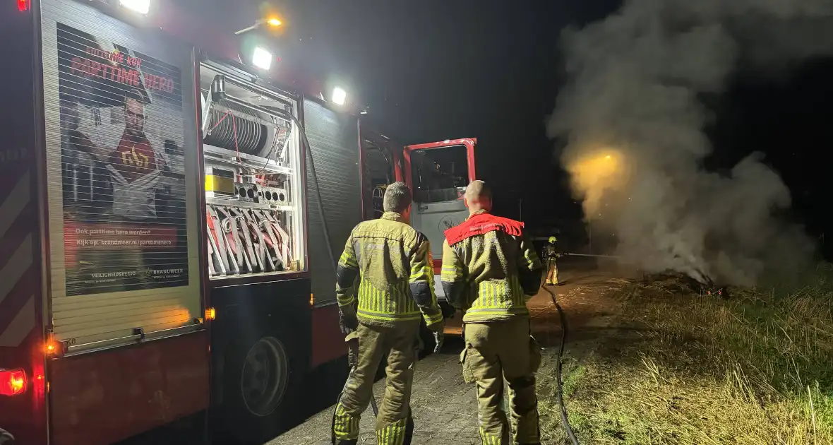 Stapel hooi vliegt in brand - Foto 4