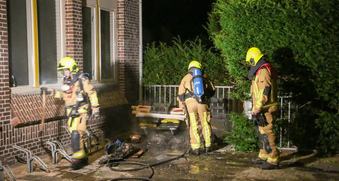 Brand naast gebouw snel onder controle