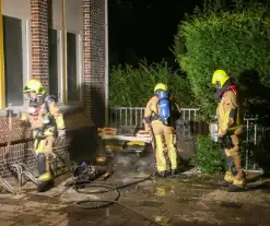 Brand naast gebouw snel onder controle