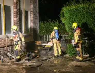 Brand naast gebouw snel onder controle