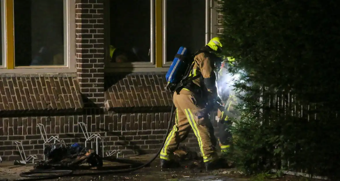 Brand naast gebouw snel onder controle - Foto 1