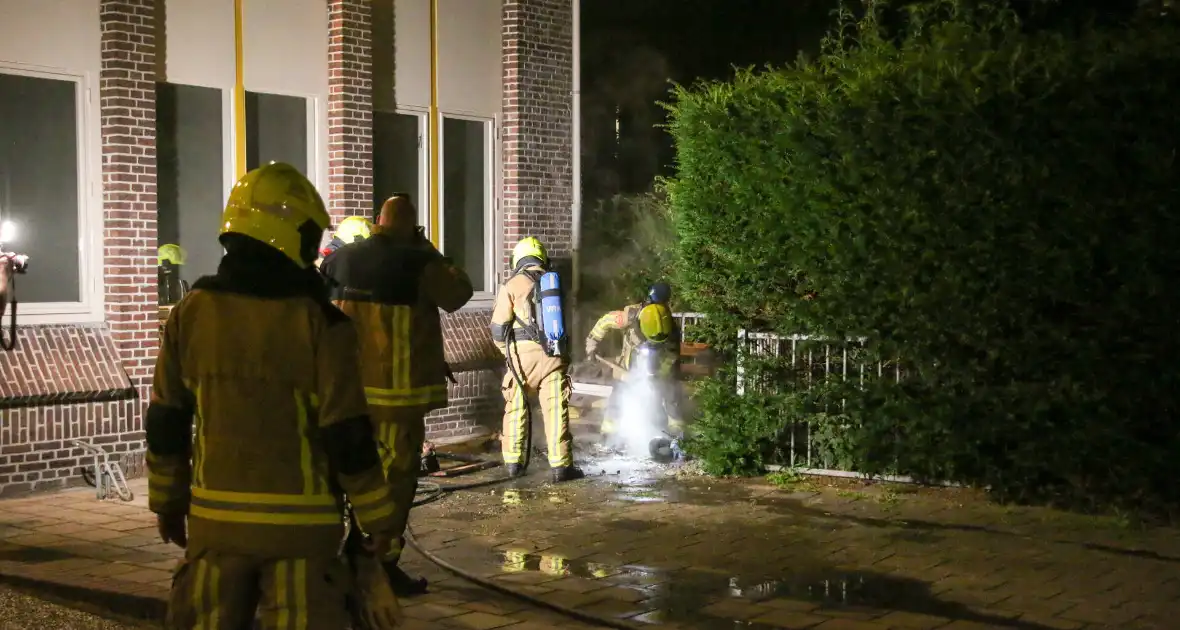 Brand naast gebouw snel onder controle - Foto 2