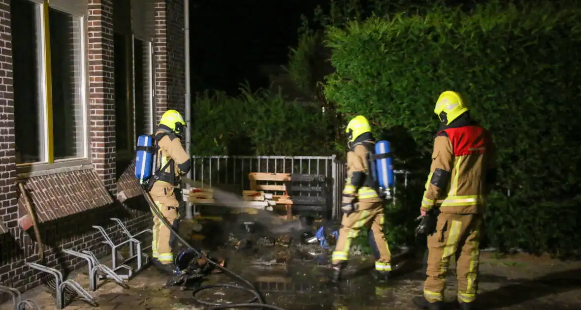 Brand naast gebouw snel onder controle - Foto 4