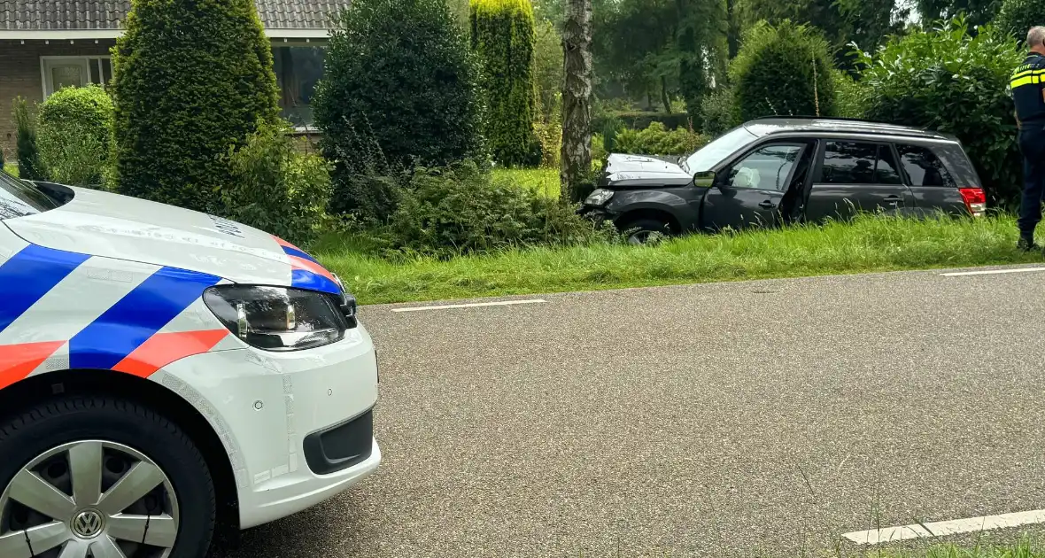 Twee voertuigen botsen op elkaar een belandt tegen boom