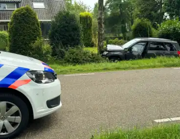 Twee voertuigen botsen op elkaar een belandt tegen boom