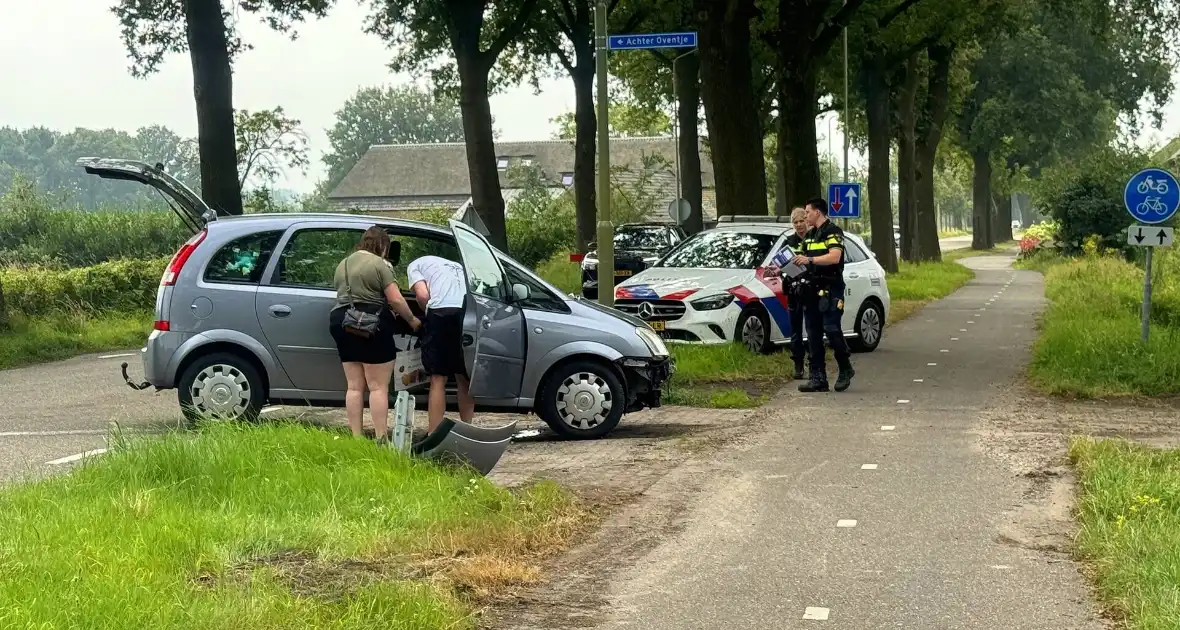 Twee voertuigen botsen op elkaar een belandt tegen boom - Foto 1