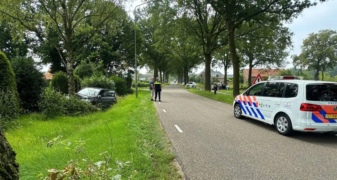 Twee voertuigen botsen op elkaar een belandt tegen boom - Foto 2