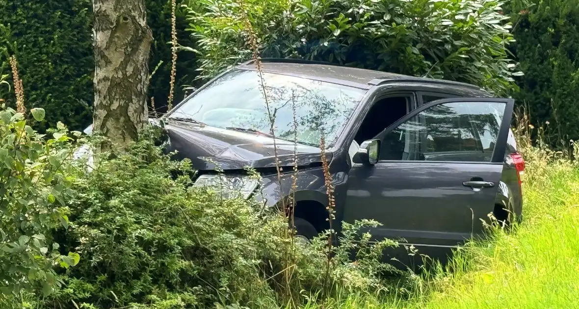 Twee voertuigen botsen op elkaar een belandt tegen boom - Foto 3