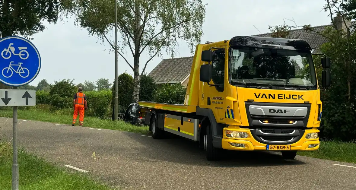 Twee voertuigen botsen op elkaar een belandt tegen boom - Foto 4