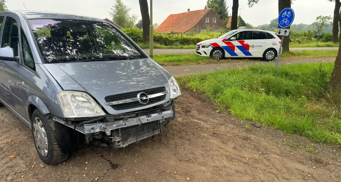 Twee voertuigen botsen op elkaar een belandt tegen boom - Foto 5