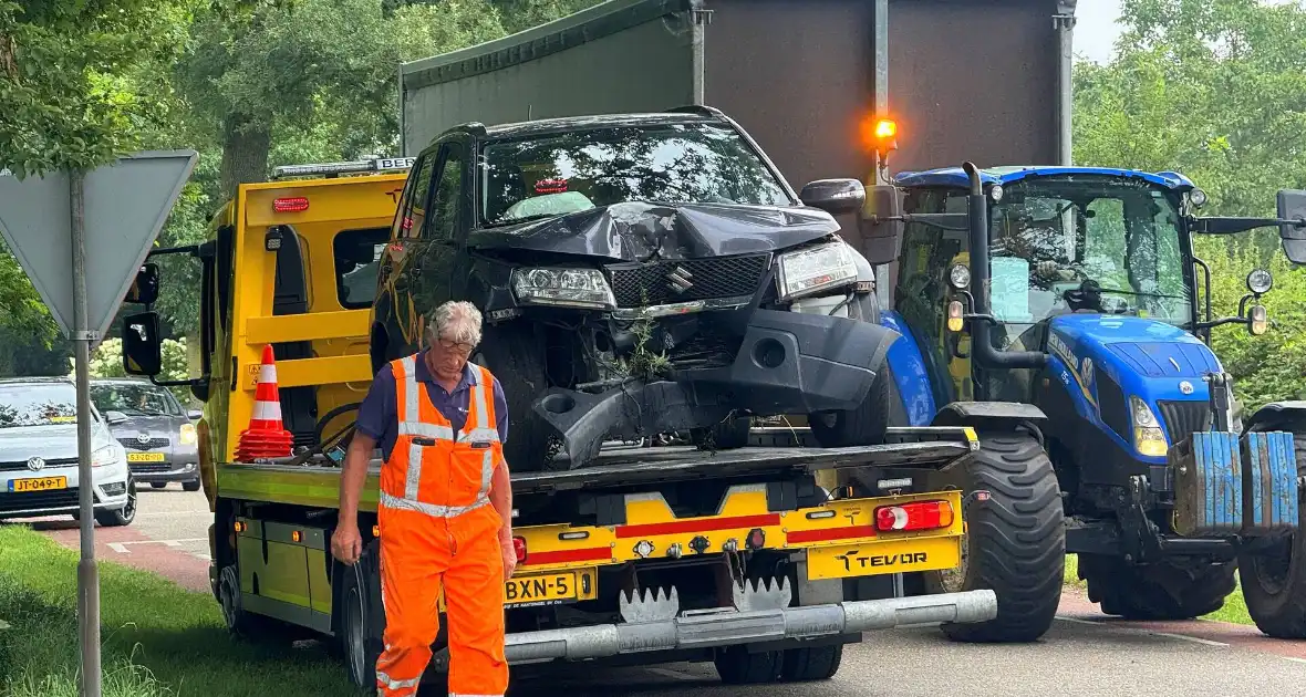 Twee voertuigen botsen op elkaar een belandt tegen boom - Foto 6