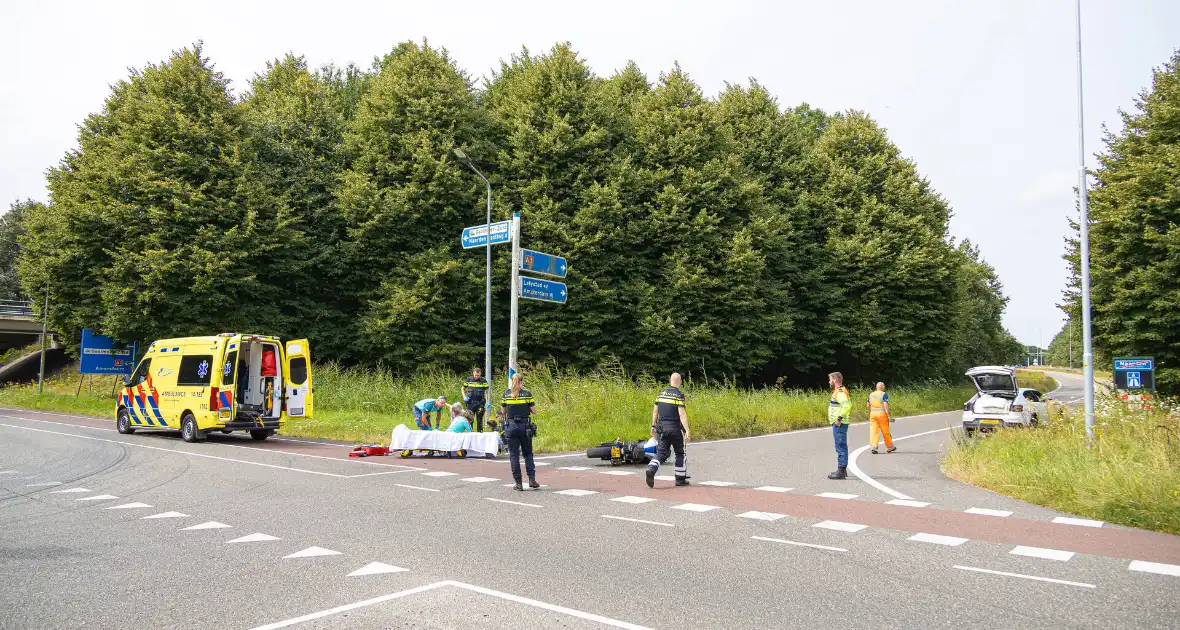 Motorrijder gewond bij aanrijding op oprit