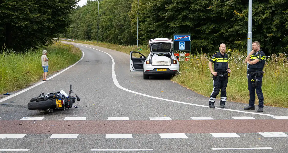 Motorrijder gewond bij aanrijding op oprit - Foto 10