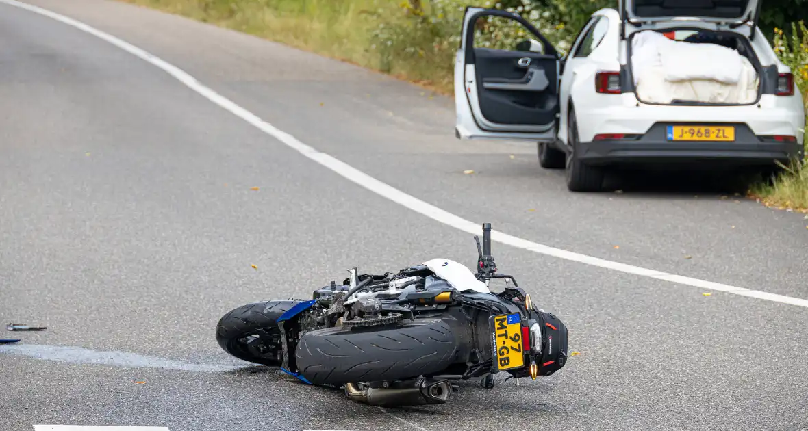 Motorrijder gewond bij aanrijding op oprit - Foto 11