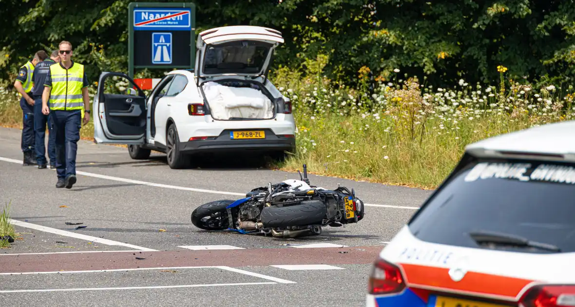 Motorrijder gewond bij aanrijding op oprit - Foto 13