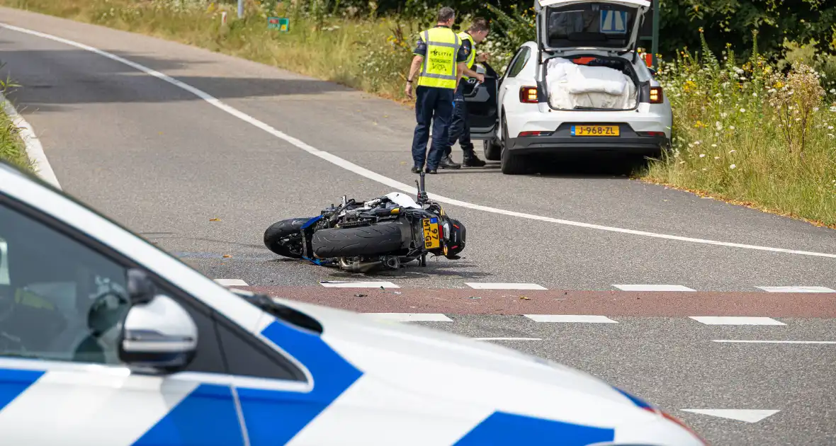 Motorrijder gewond bij aanrijding op oprit - Foto 14