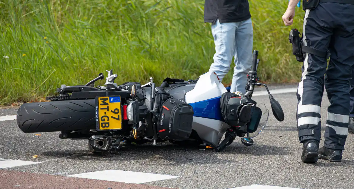 Motorrijder gewond bij aanrijding op oprit - Foto 2