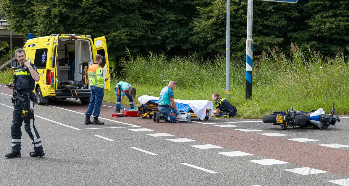 Motorrijder gewond bij aanrijding op oprit - Foto 4