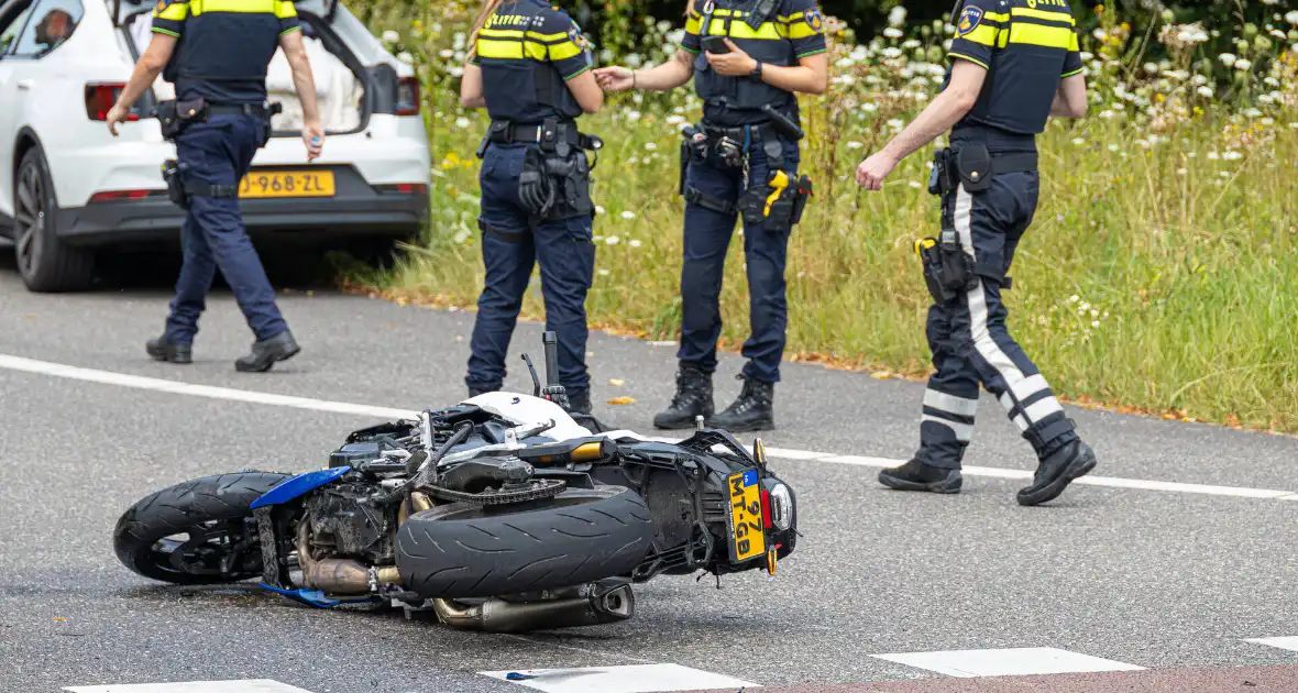 Motorrijder gewond bij aanrijding op oprit - Foto 9