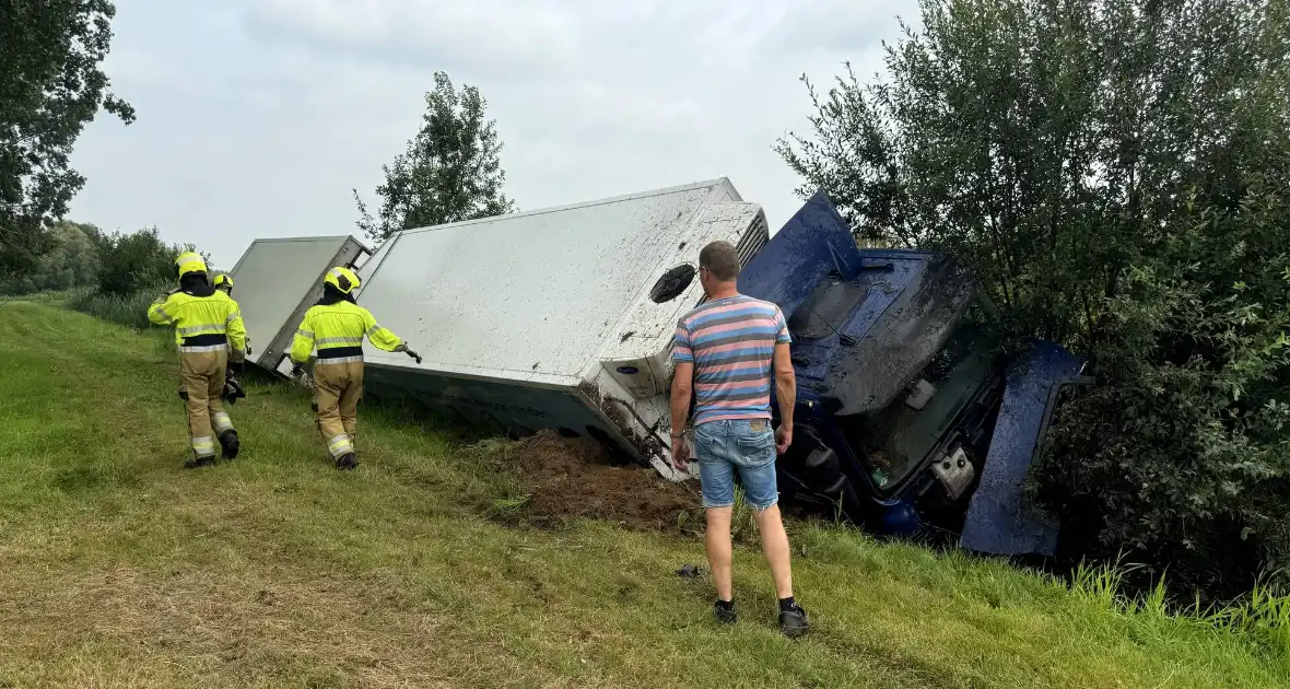 Vrachtwagen belandt in sloot naast snelweg