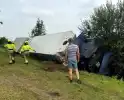 Vrachtwagen belandt in sloot naast snelweg