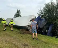 Vrachtwagen belandt in sloot naast snelweg