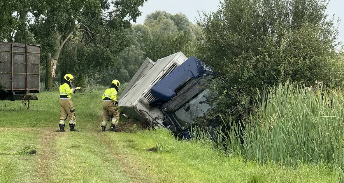 Vrachtwagen belandt in sloot naast snelweg - Foto 2