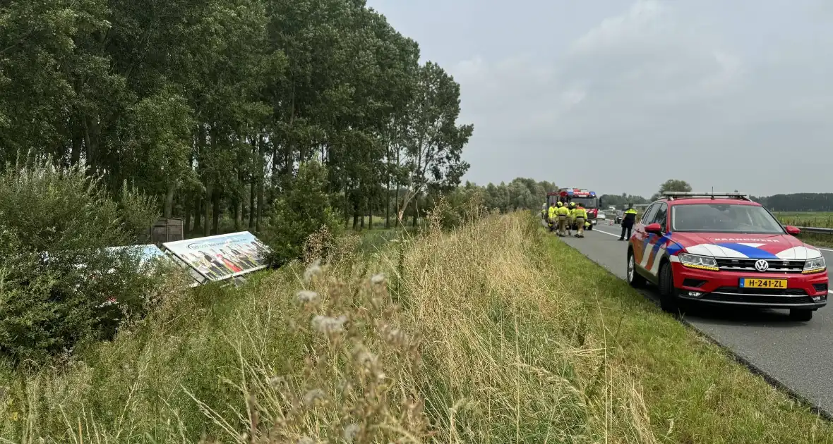 Vrachtwagen belandt in sloot naast snelweg - Foto 4