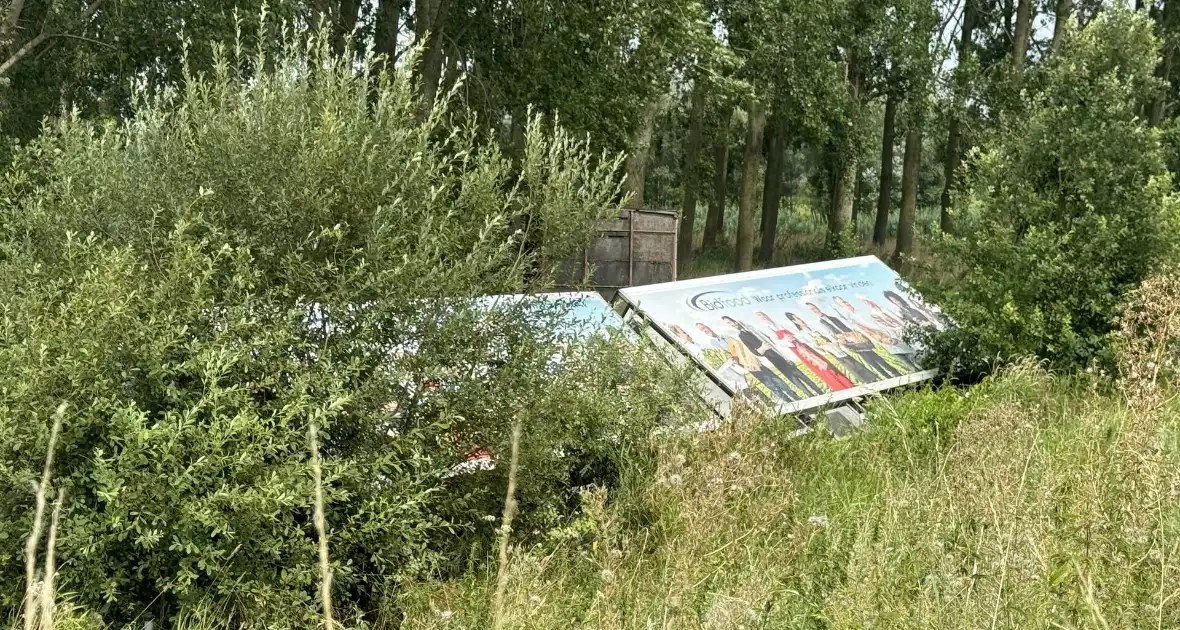 Vrachtwagen belandt in sloot naast snelweg, chauffeur ongedeerd - Foto 5