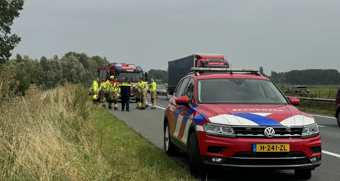 Vrachtwagen belandt in sloot naast snelweg - Foto 6