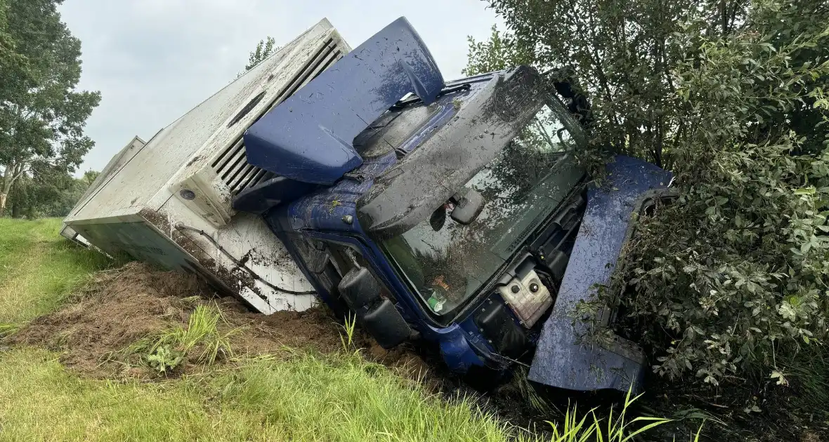 Vrachtwagen belandt in sloot naast snelweg, chauffeur ongedeerd - Foto 7